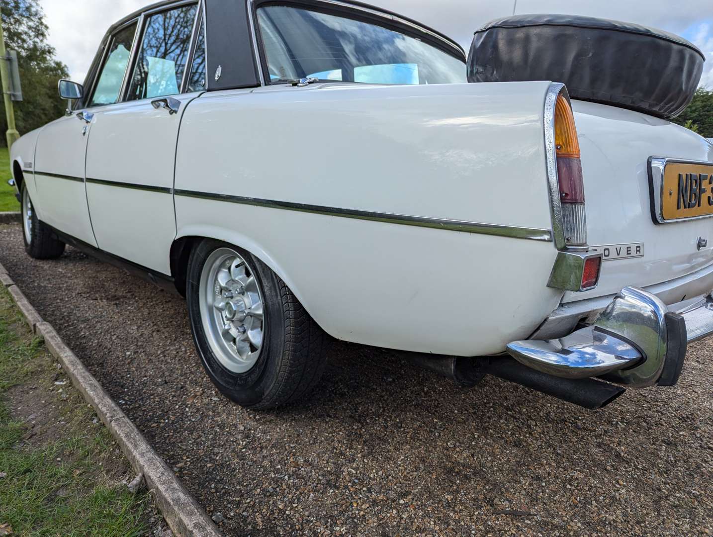 <p>1976 ROVER P6 3500S&nbsp;</p>