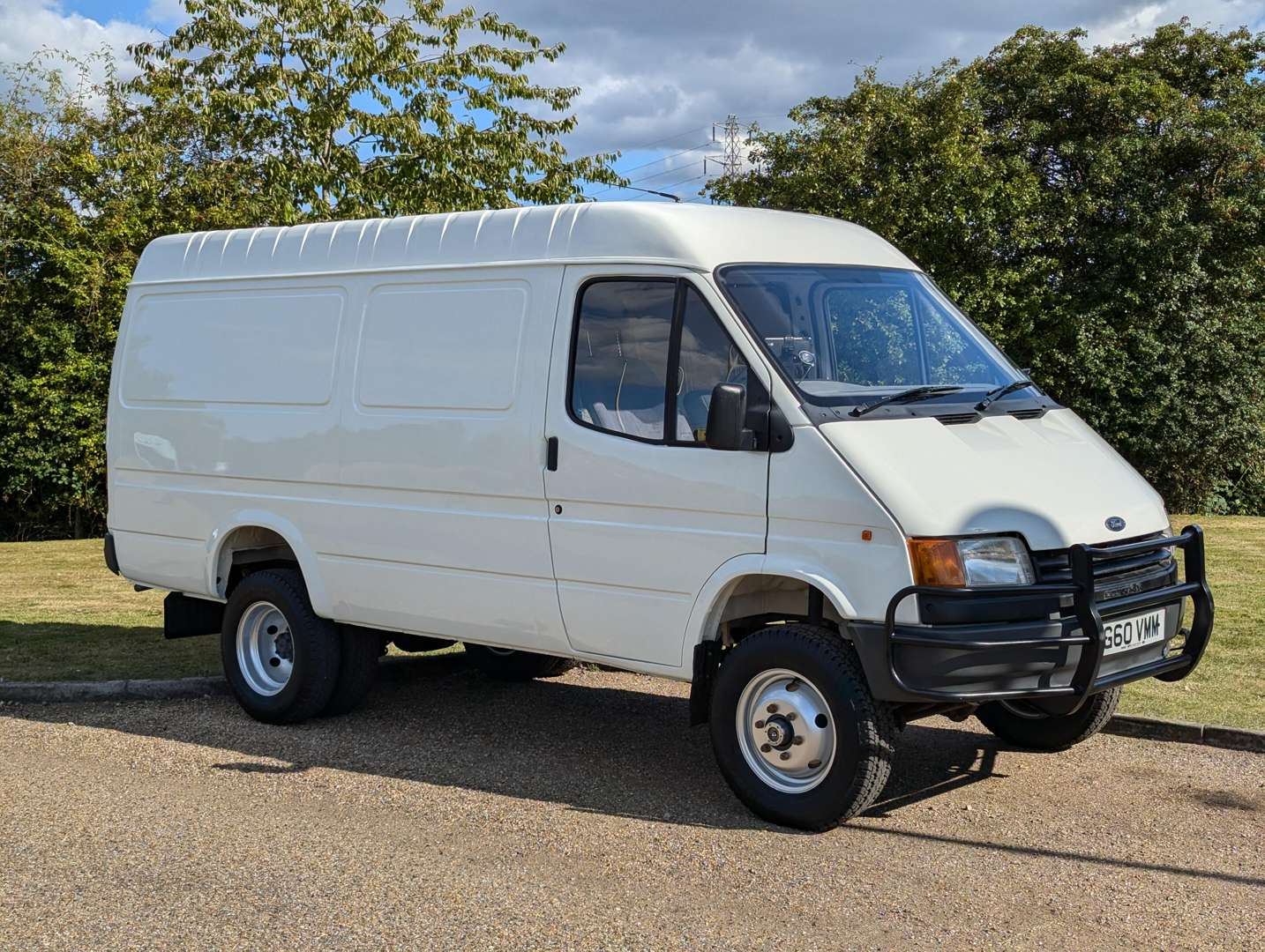 <p>1989 FORD TRANSIT COUNTY 4X4</p>