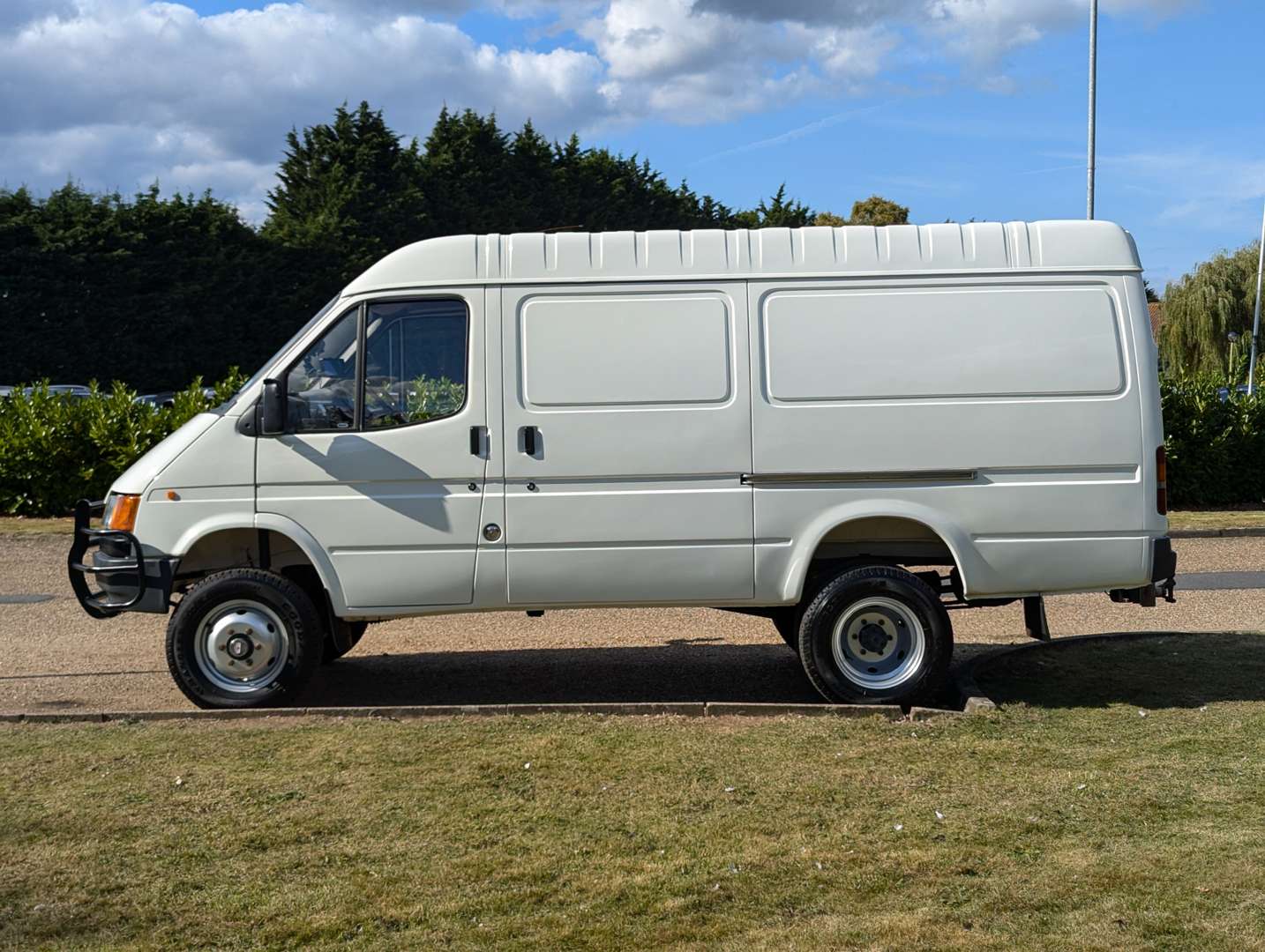 <p>1989 FORD TRANSIT COUNTY 4X4</p>