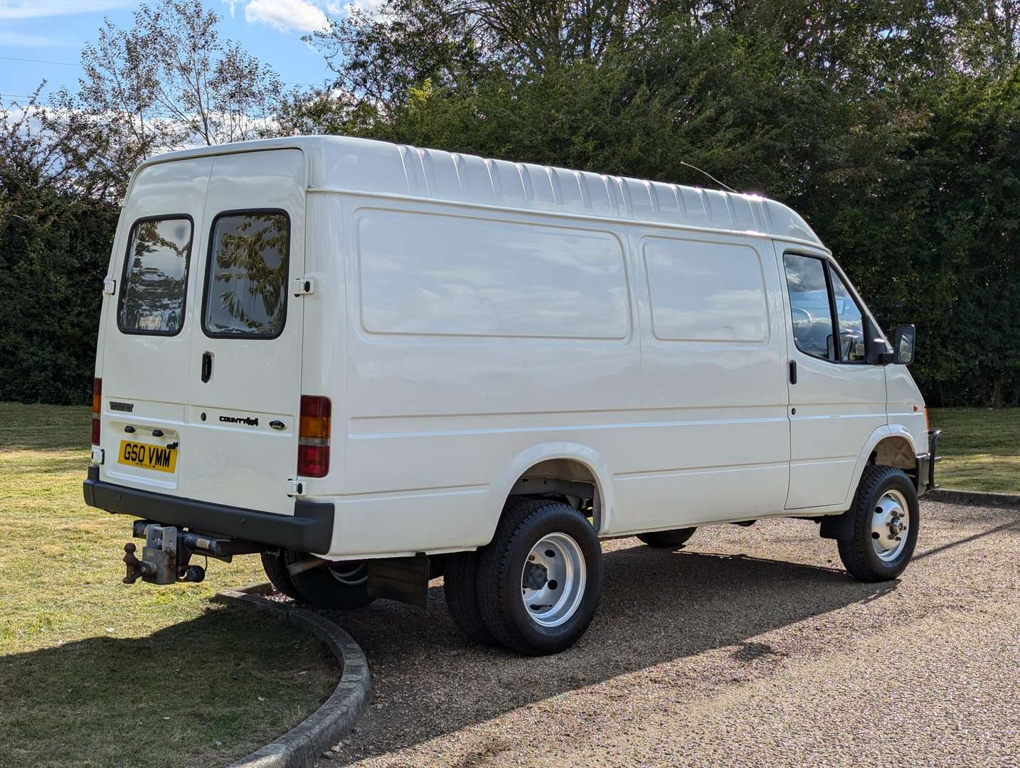 <p>1989 FORD TRANSIT COUNTY 4X4</p>