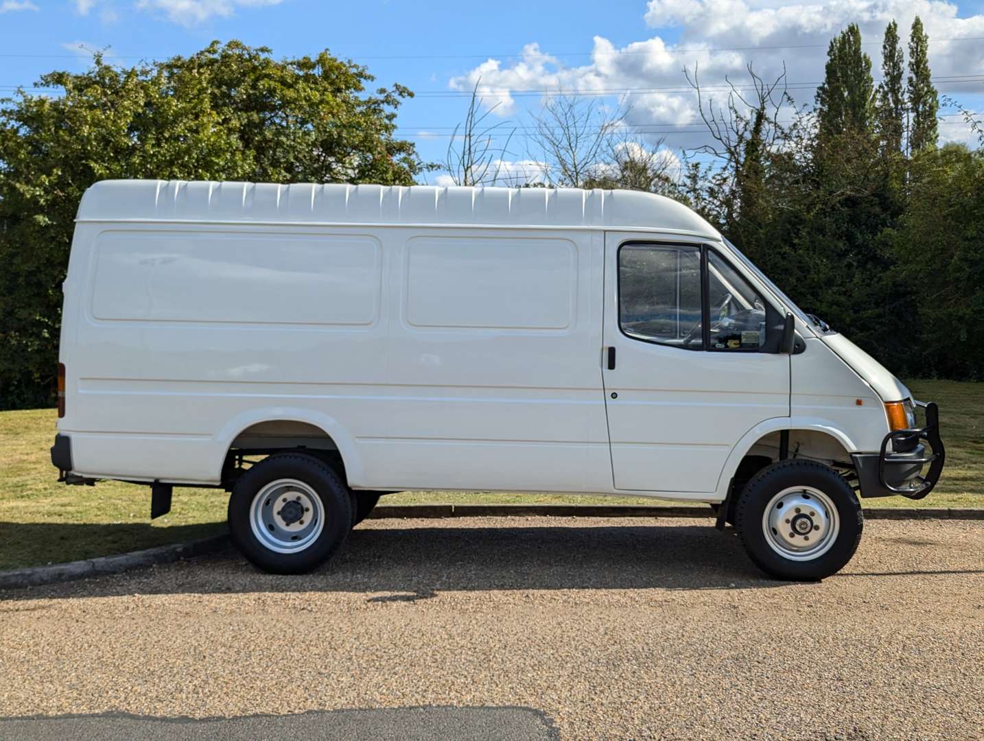 <p>1989 FORD TRANSIT COUNTY 4X4</p>