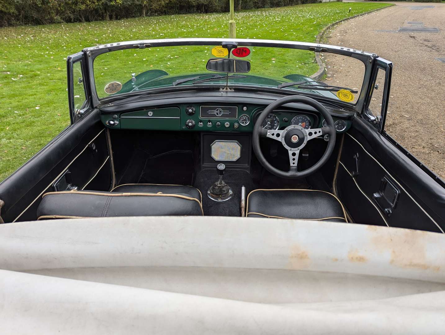 <p>1969 MG B ROADSTER</p>