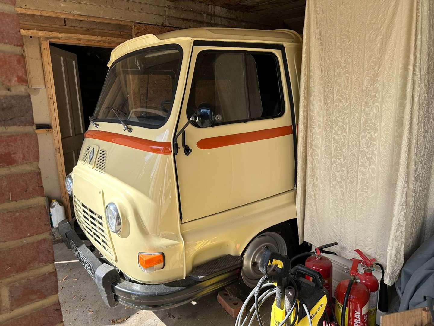 <p>1972 RENAULT ESTAFETTE LHD</p>