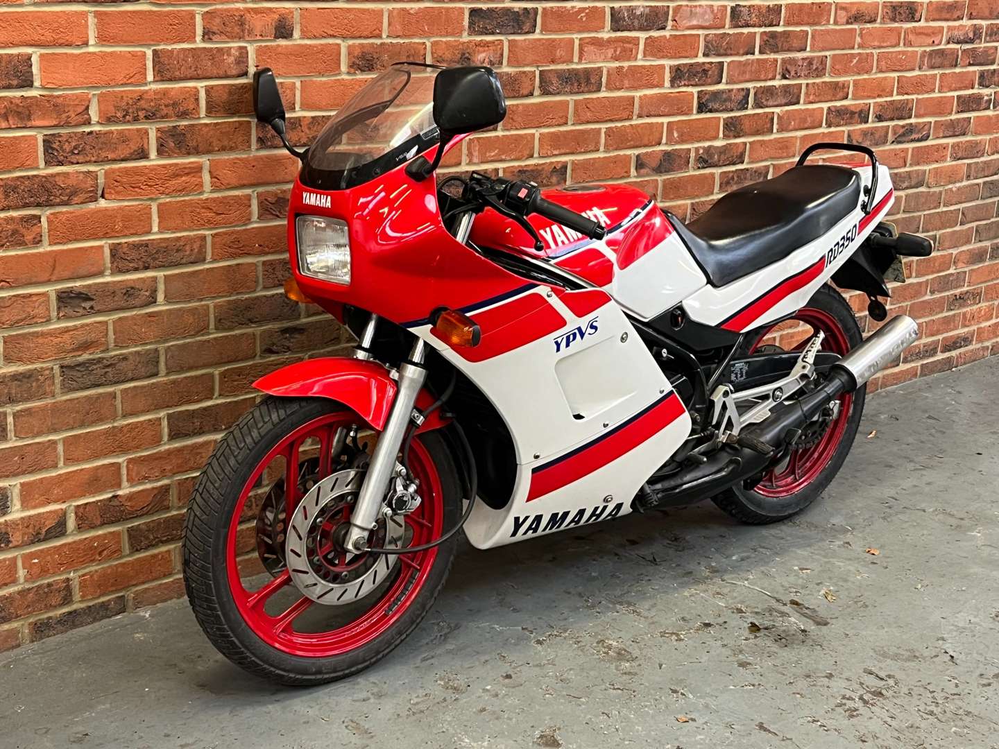 <p>1988 YAMAHA RD350</p>