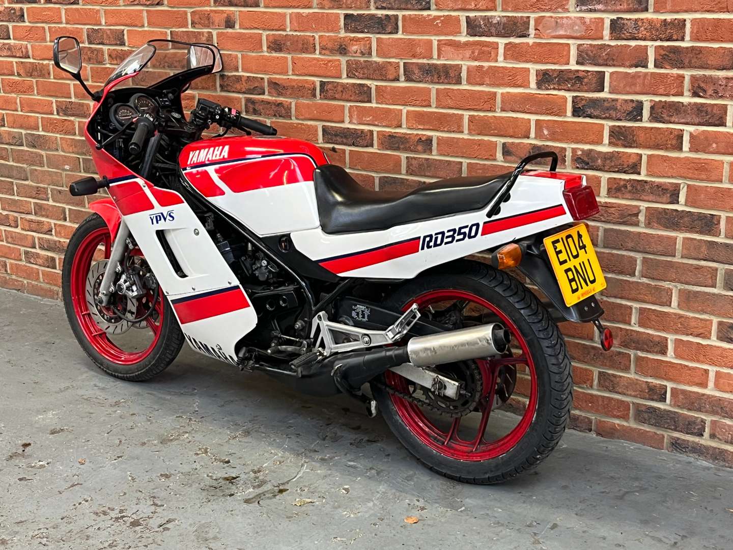 <p>1988 YAMAHA RD350</p>