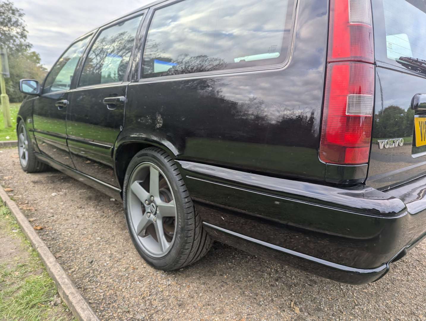 <p>1997 VOLVO V70 R ESTATE</p>