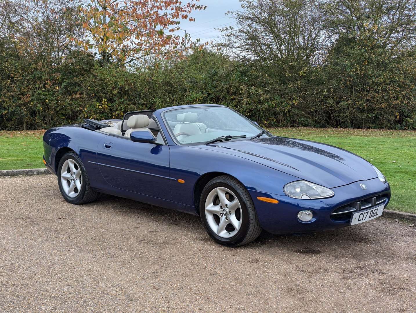 <p>2000 JAGUAR XK8 4.0 CONVERTIBLE AUTO</p>