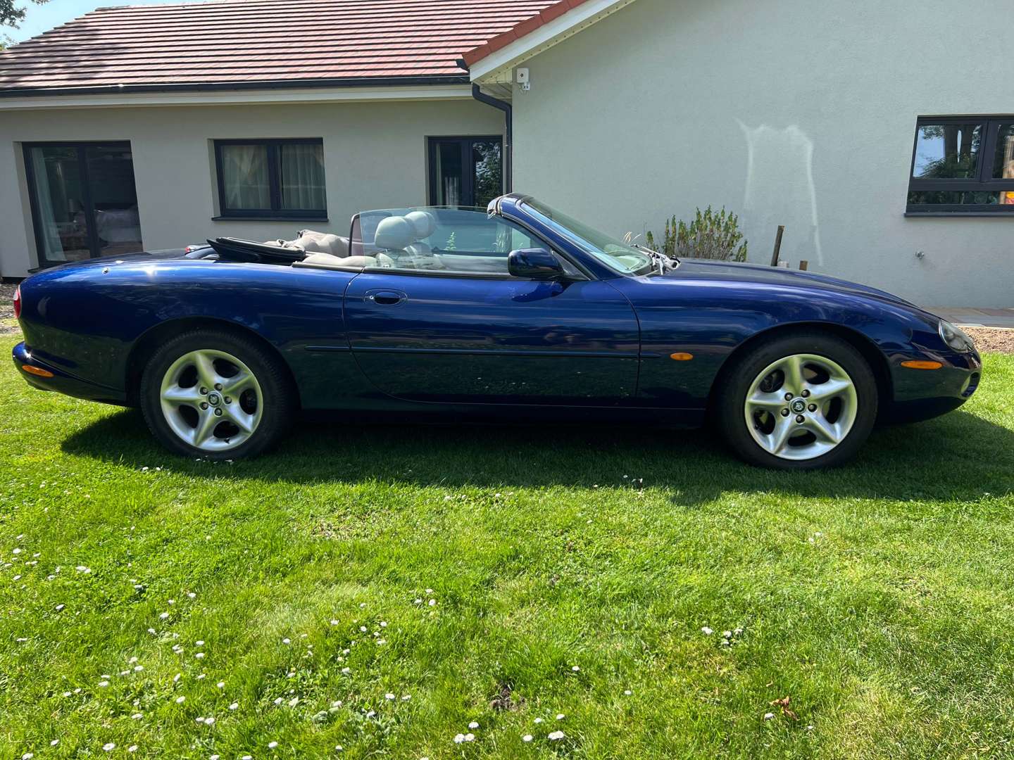 <p>2000 JAGUAR XK8 4.0 CONVERTIBLE AUTO</p>