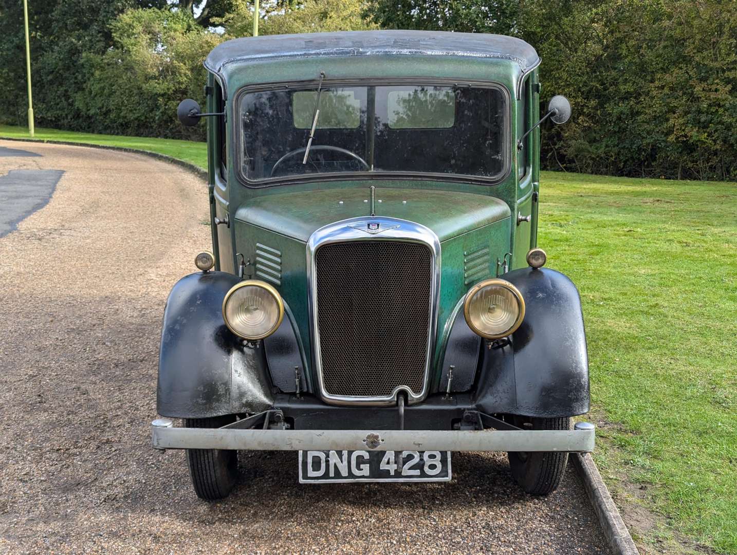 <p>1939 MORRIS 10 VAN</p>