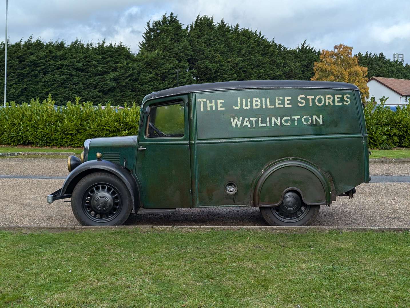 <p>1939 MORRIS 10 VAN</p>