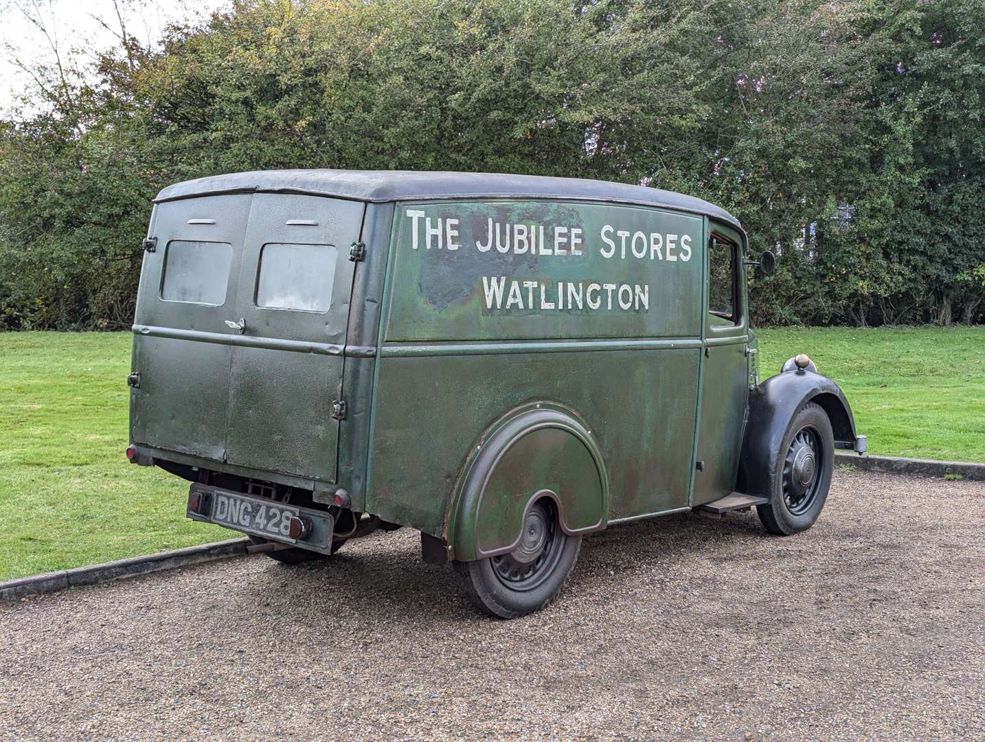 <p>1939 MORRIS 10 VAN</p>