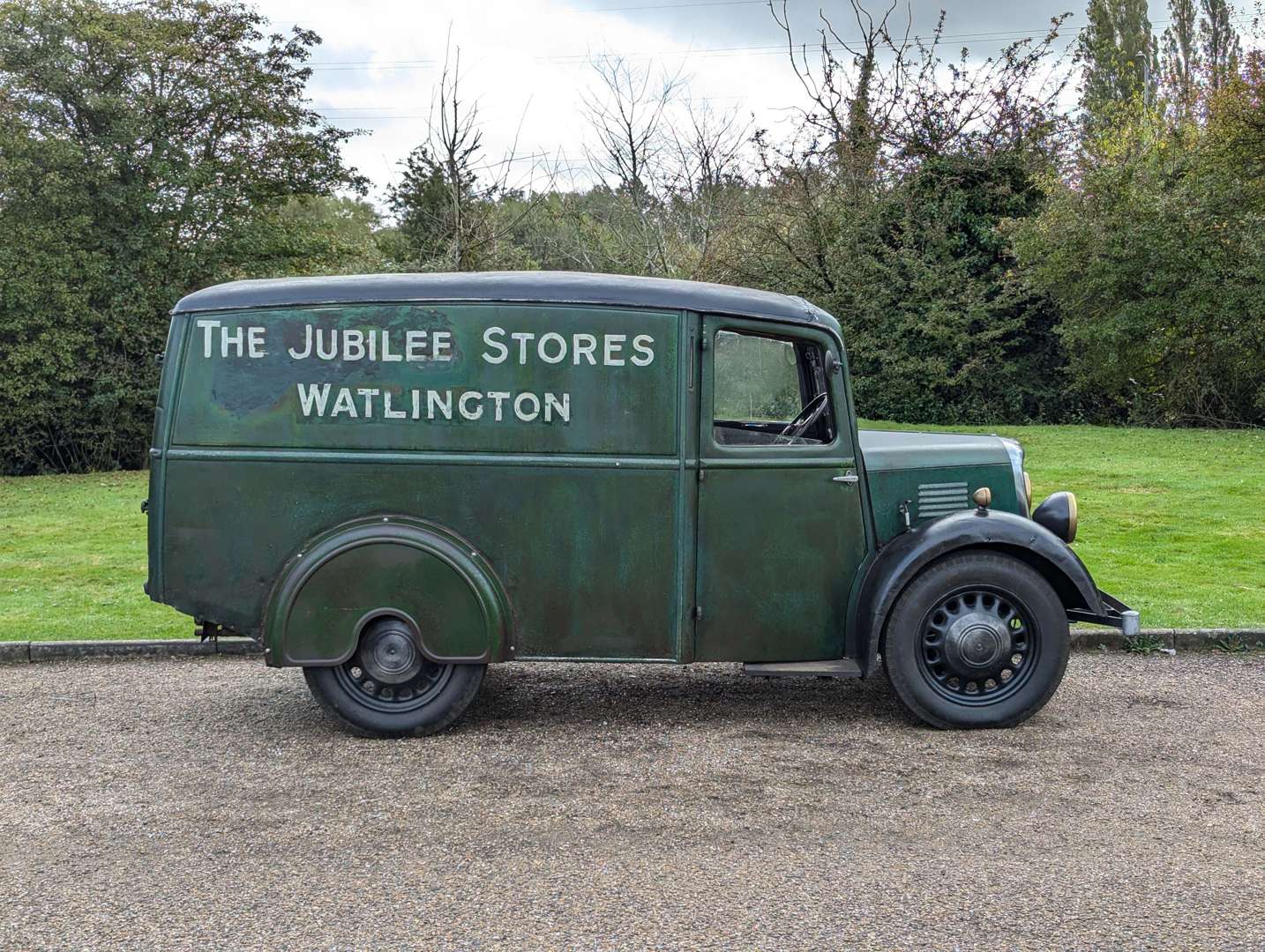 <p>1939 MORRIS 10 VAN</p>