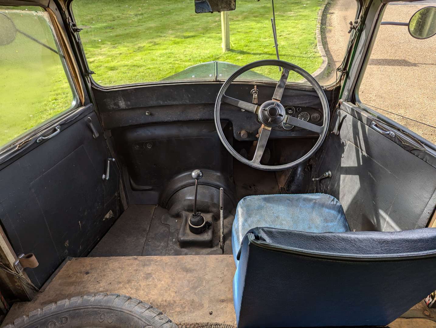 <p>1939 MORRIS 10 VAN</p>