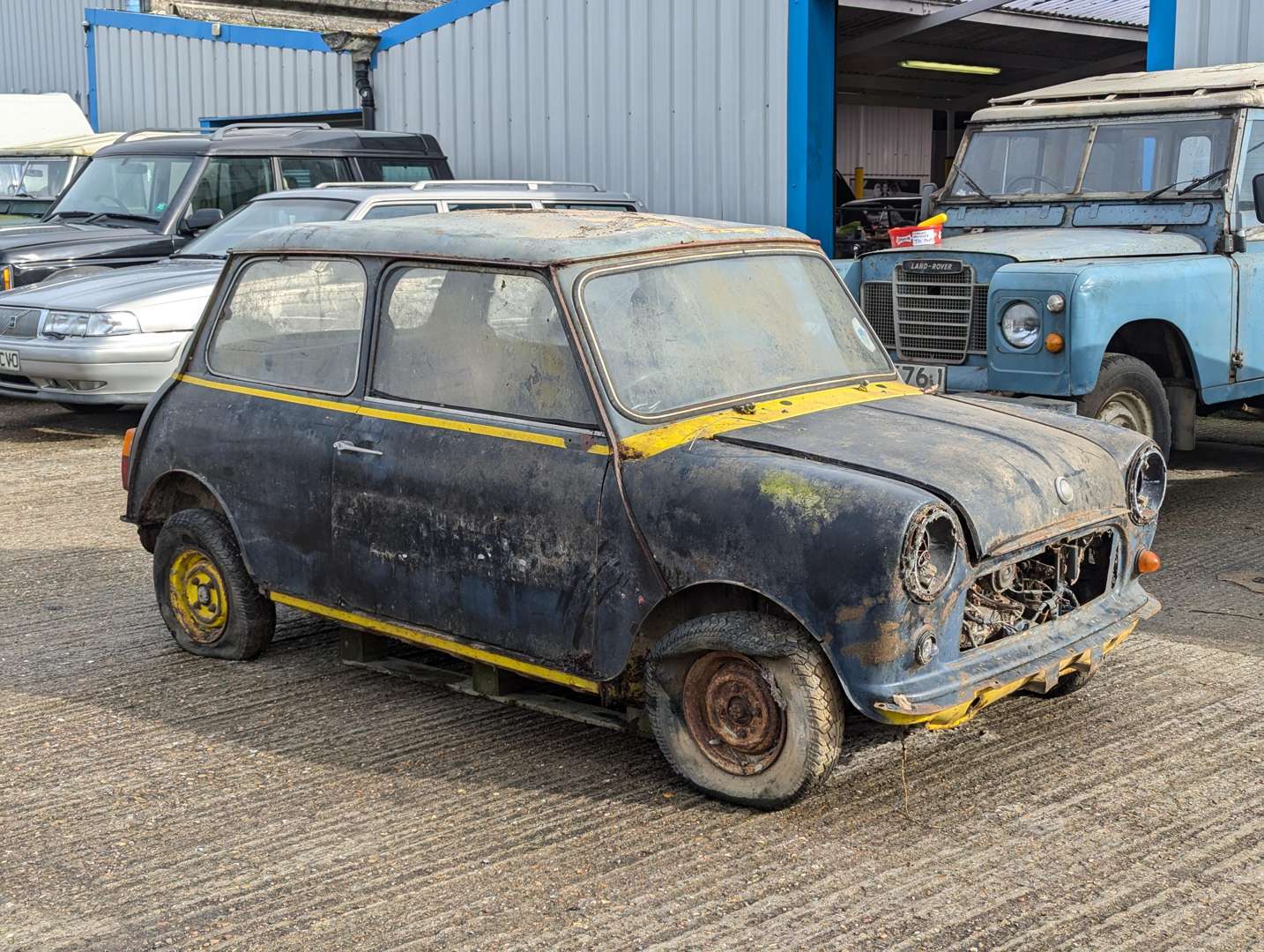 <p>1961 AUSTIN MINI</p>