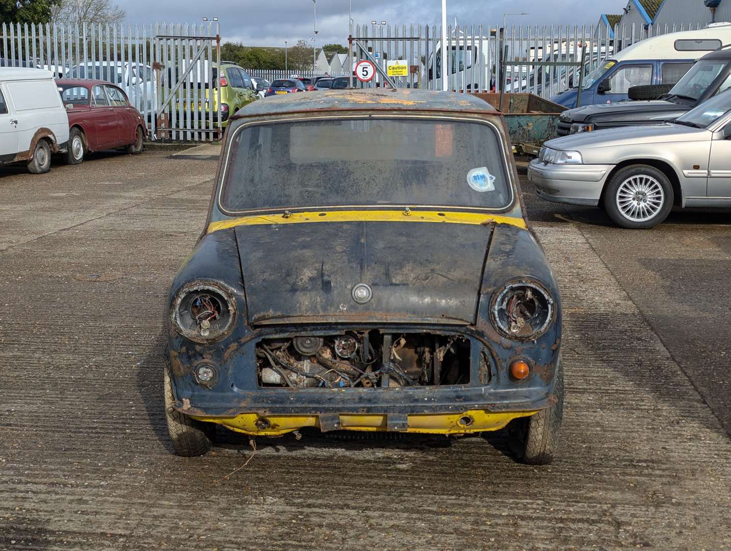 <p>1961 AUSTIN MINI</p>