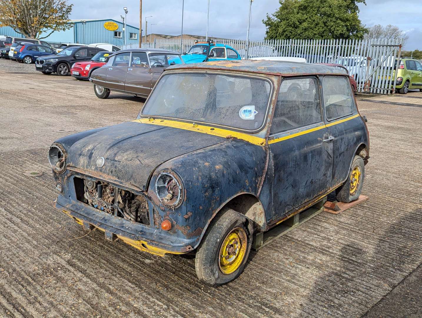 <p>1961 AUSTIN MINI</p>