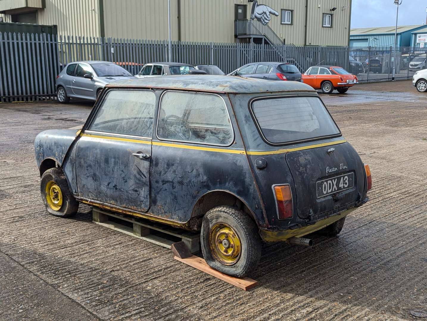 <p>1961 AUSTIN MINI</p>