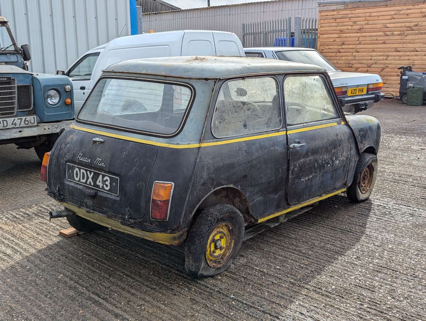 <p>1961 AUSTIN MINI</p>