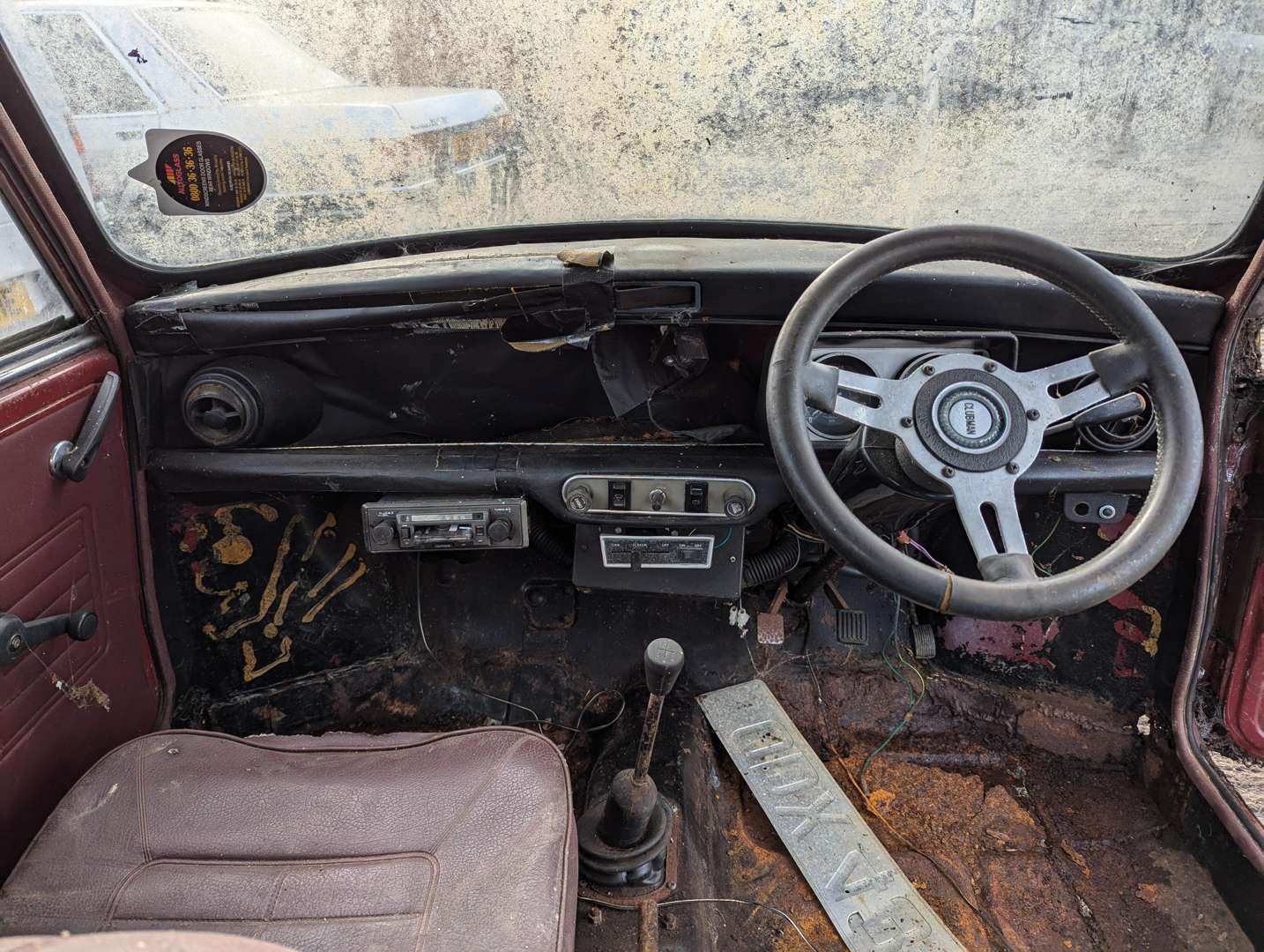 <p>1961 AUSTIN MINI</p>