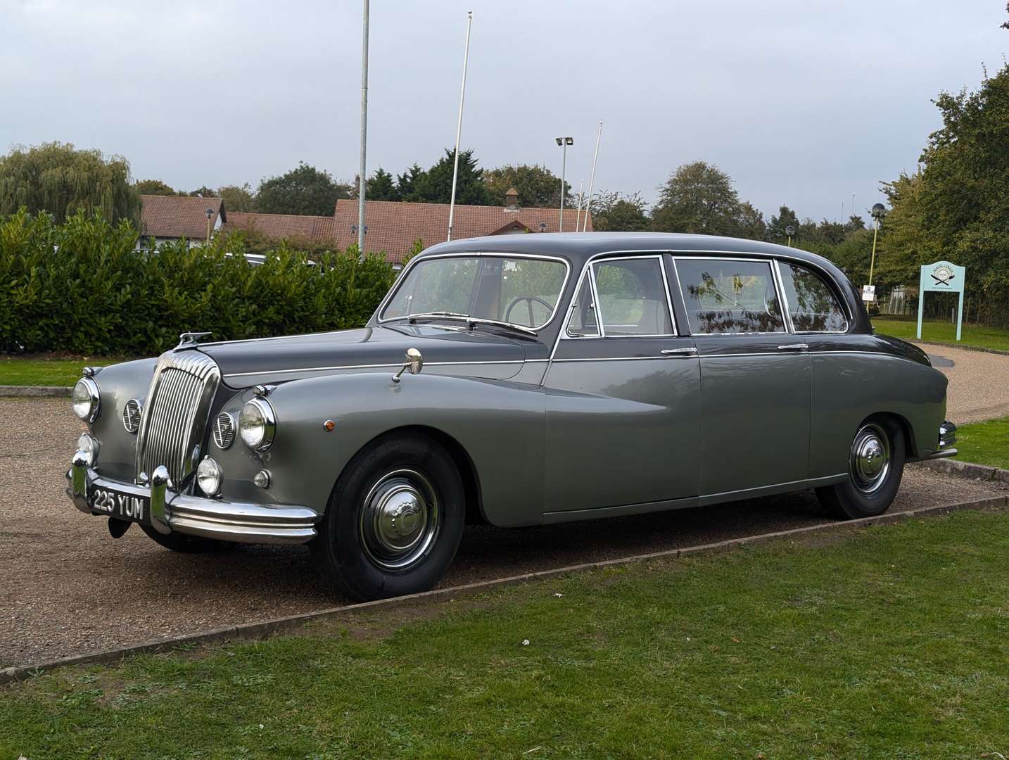 <p>1962 DAIMLER MAJESTIC MAJOR LIMOUSINE LHD</p>