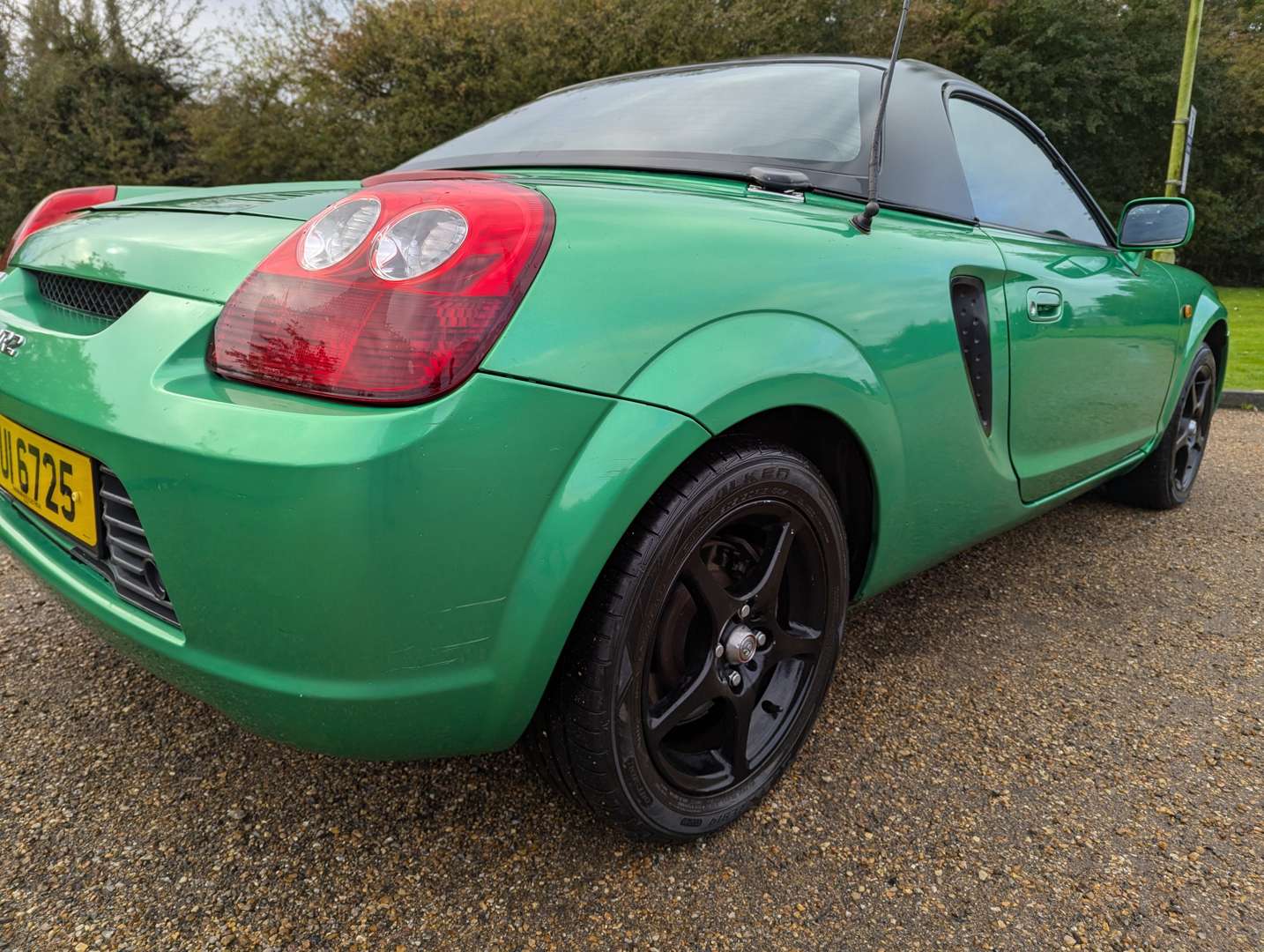 <p>2001 TOYOTA MR2</p>