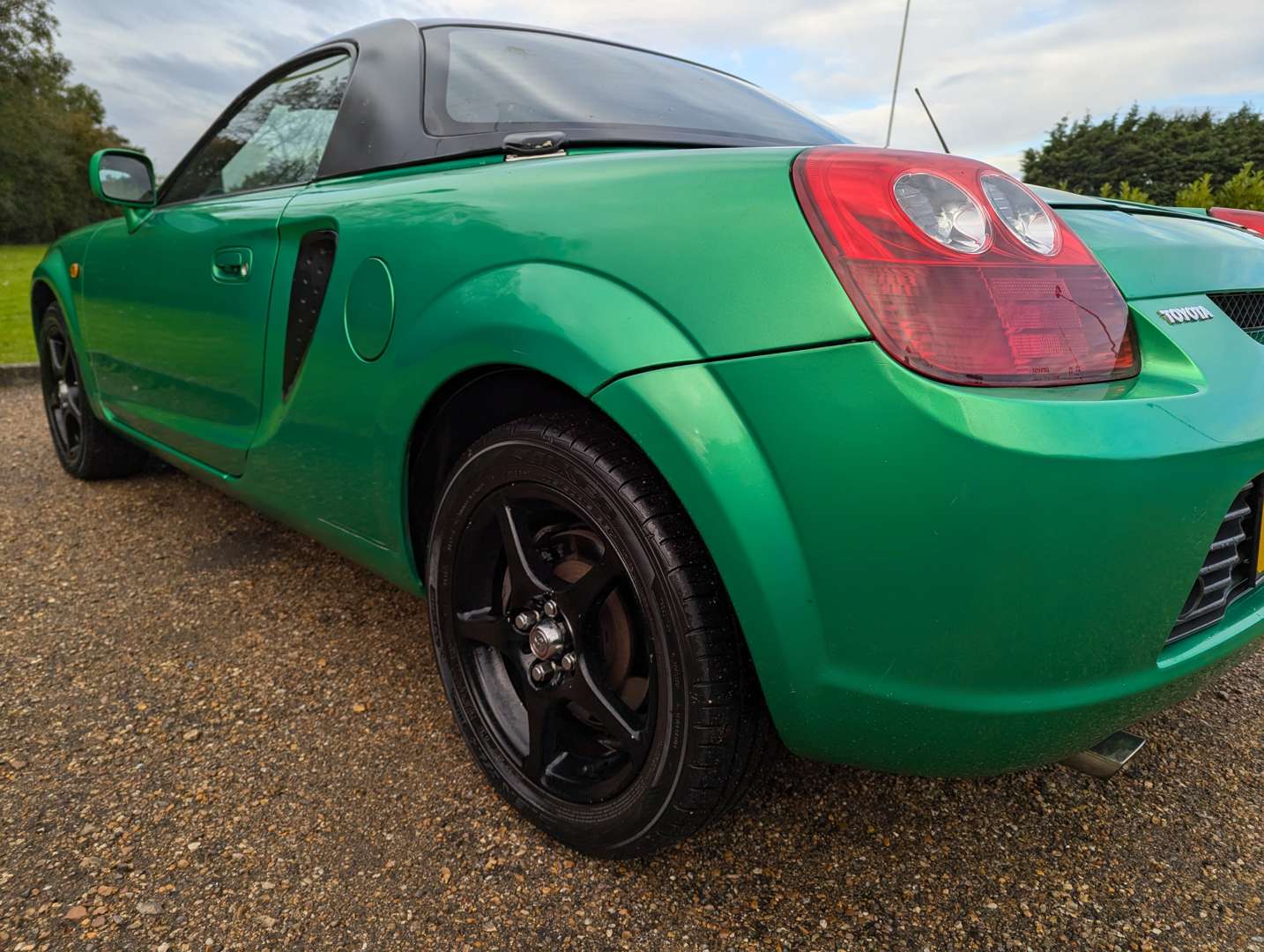 <p>2001 TOYOTA MR2</p>