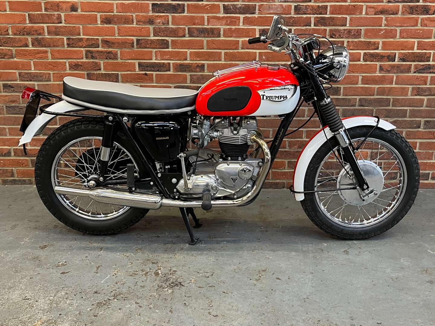 <p>1966 TRIUMPH BONNEVILLE T120R</p>