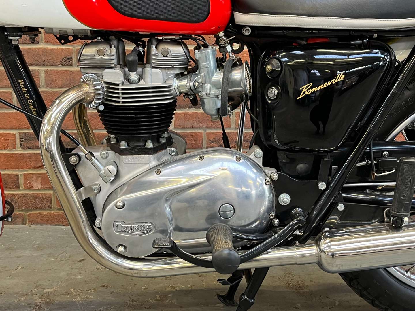 <p>1966 TRIUMPH BONNEVILLE T120R</p>