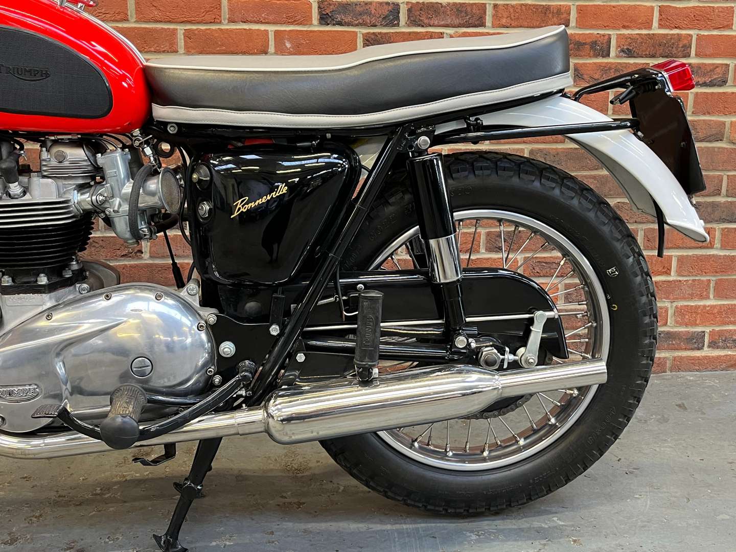 <p>1966 TRIUMPH BONNEVILLE T120R</p>