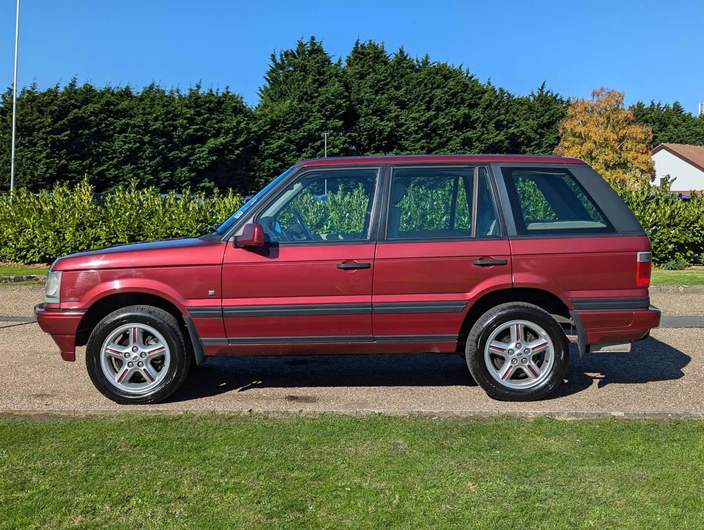 <p>2001 RANGE ROVER BORDEAUX 4.0 AUTO</p>