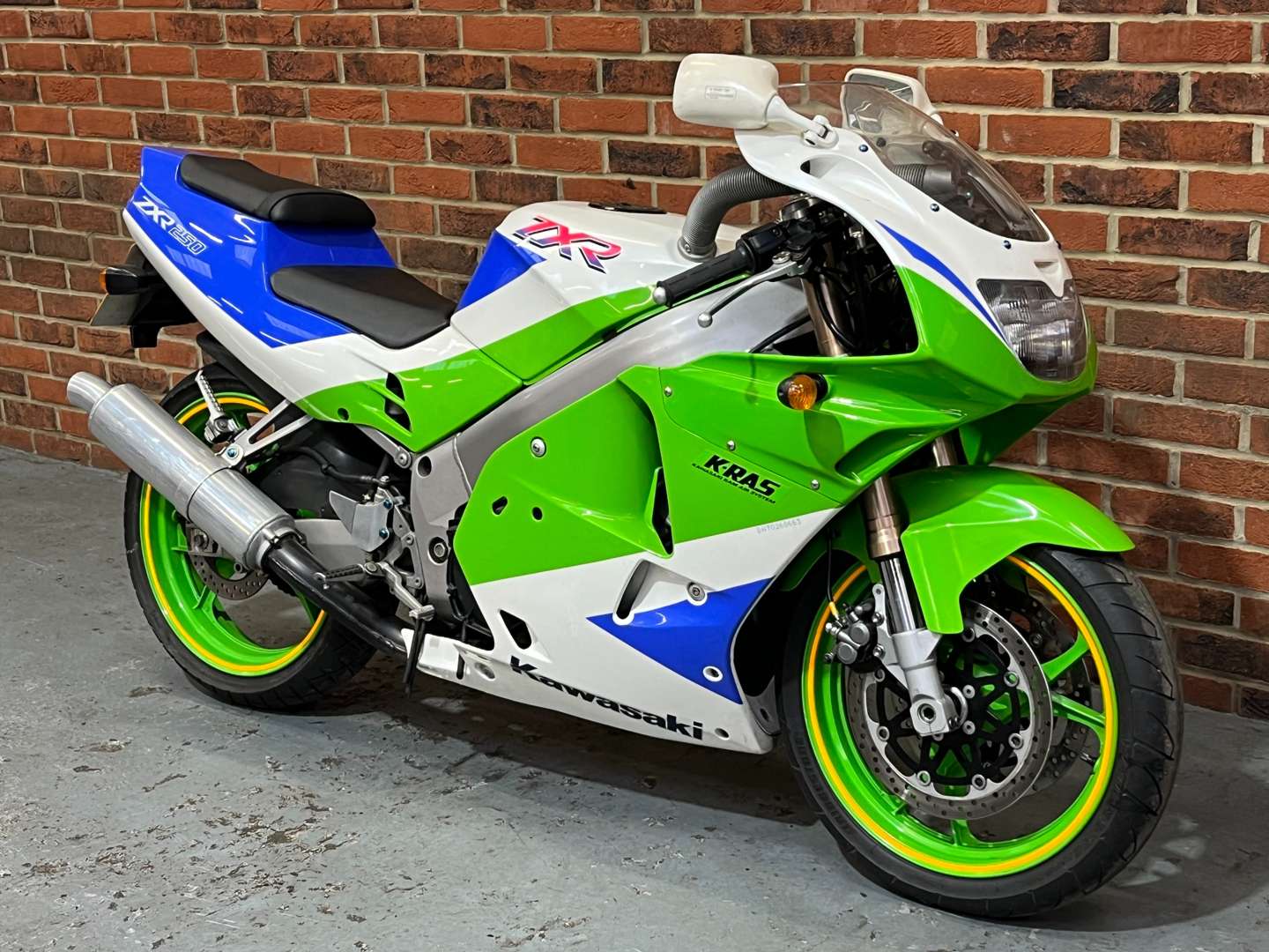 <p>1992 KAWASAKI ZXR250&nbsp;</p>