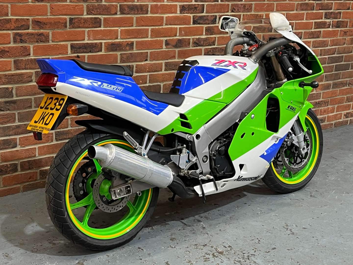 <p>1992 KAWASAKI ZXR250&nbsp;</p>