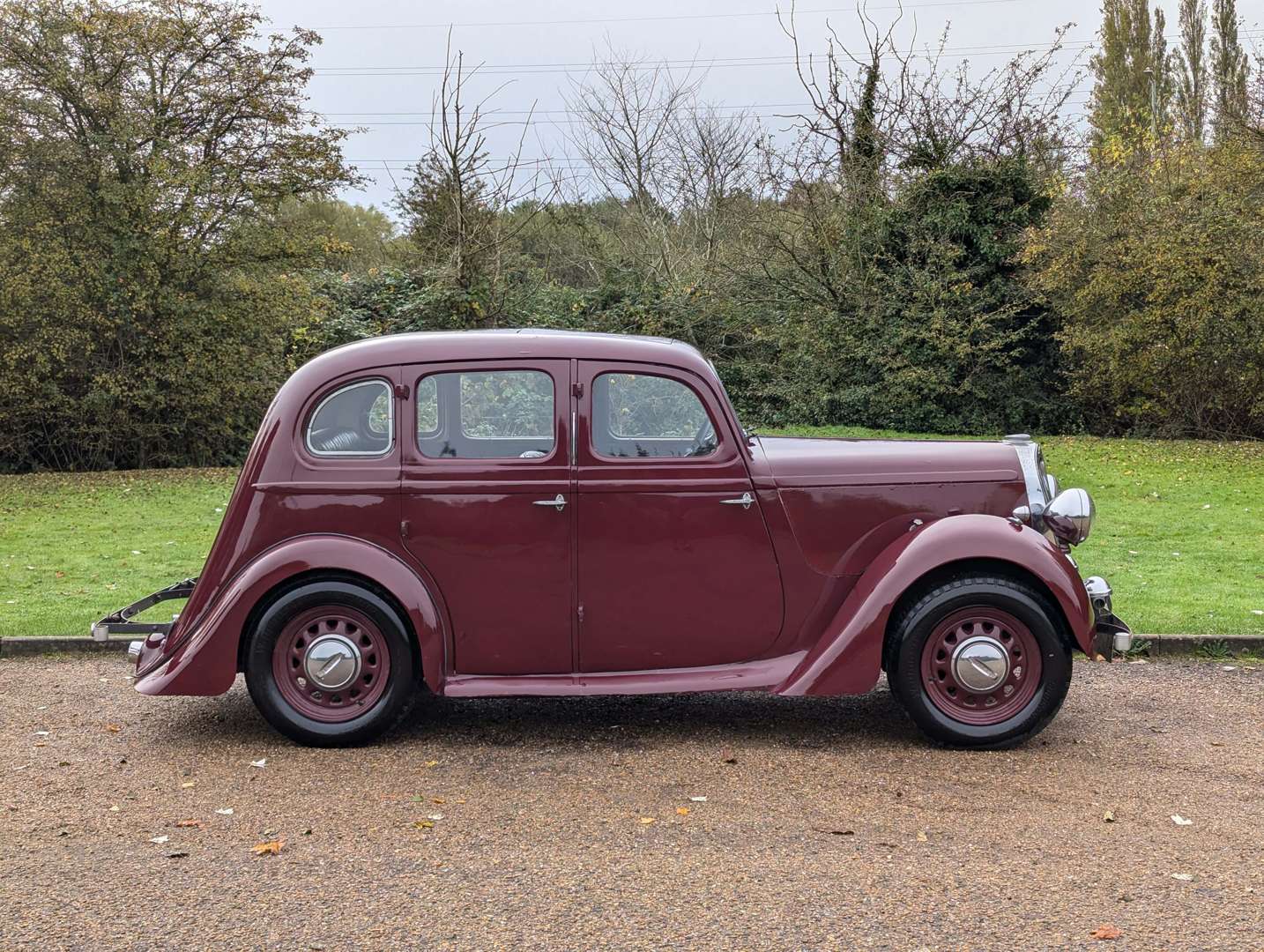 <p>1947 SINGER SUPER 10</p>