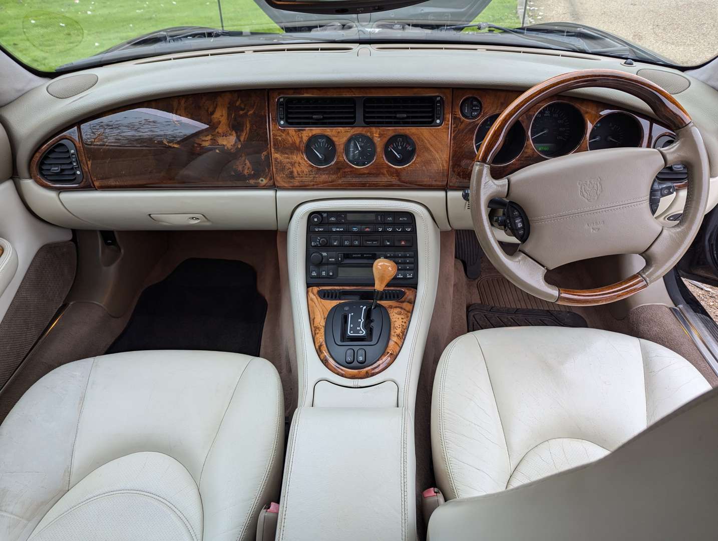 <p>2001 JAGUAR XKR 4.0 AUTO</p>