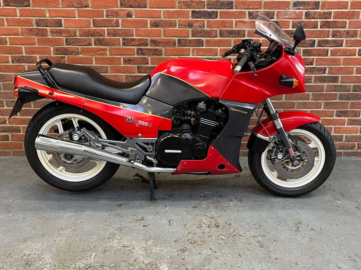 <p>1985 KAWASAKI GPZ 900R</p>