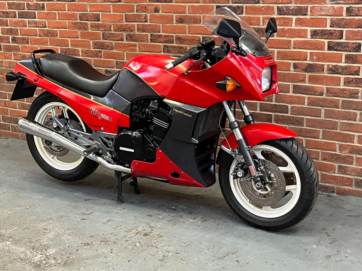 <p>1985 KAWASAKI GPZ 900R</p>