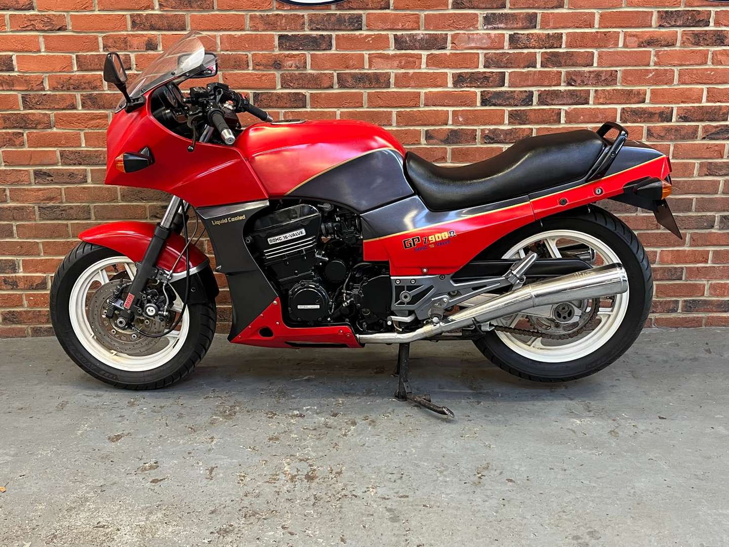 <p>1985 KAWASAKI GPZ 900R</p>