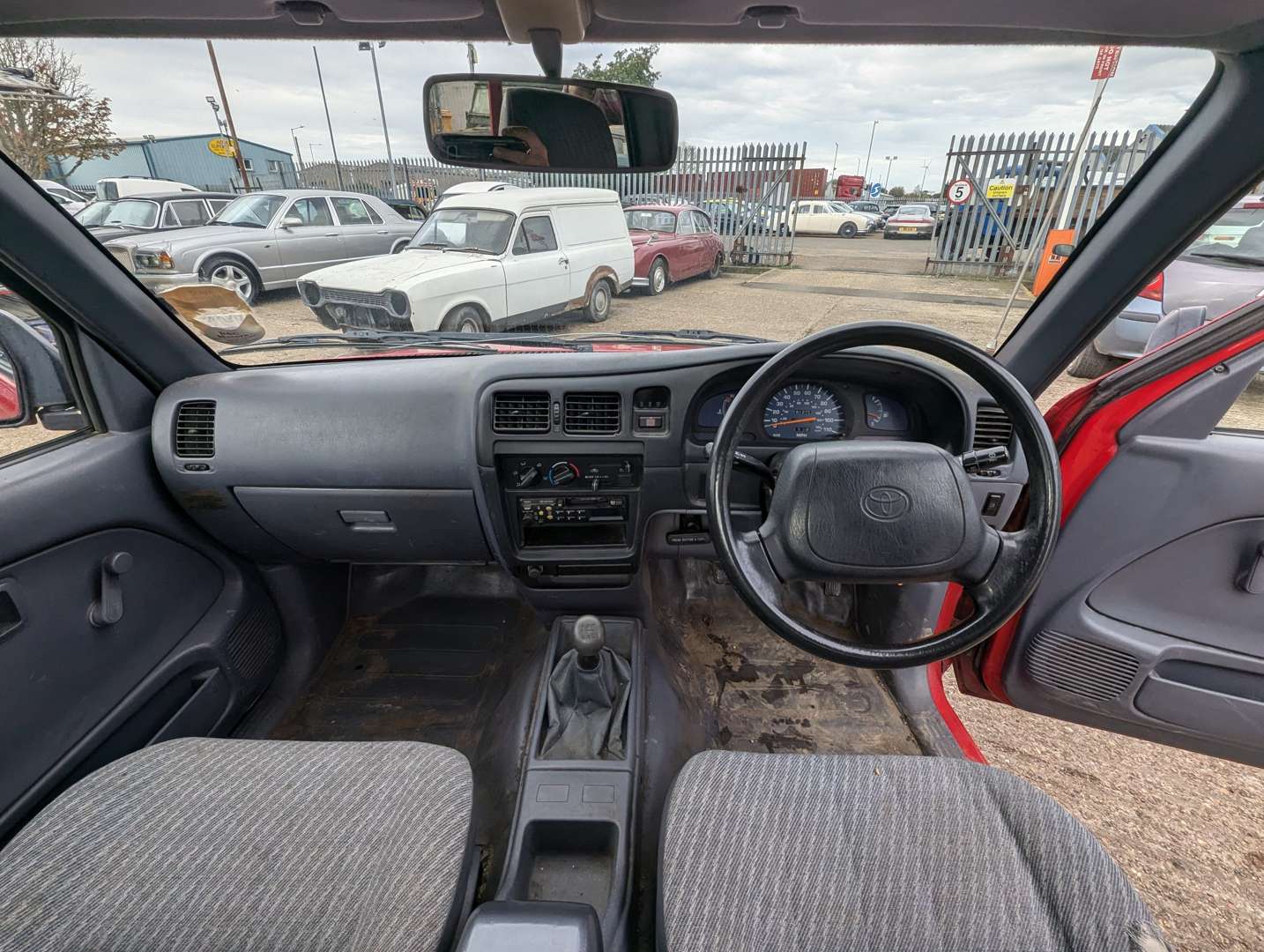 <p>1998 TOYOTA HILUX 2.4D 2WD</p>