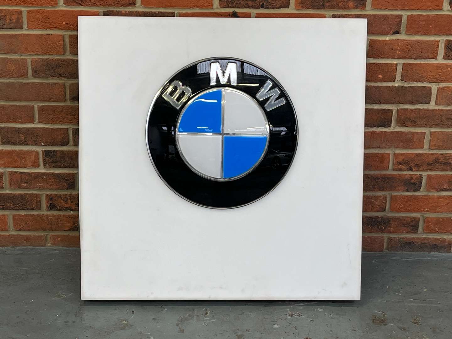 <p>BMW Illuminated Dealership Sign</p>