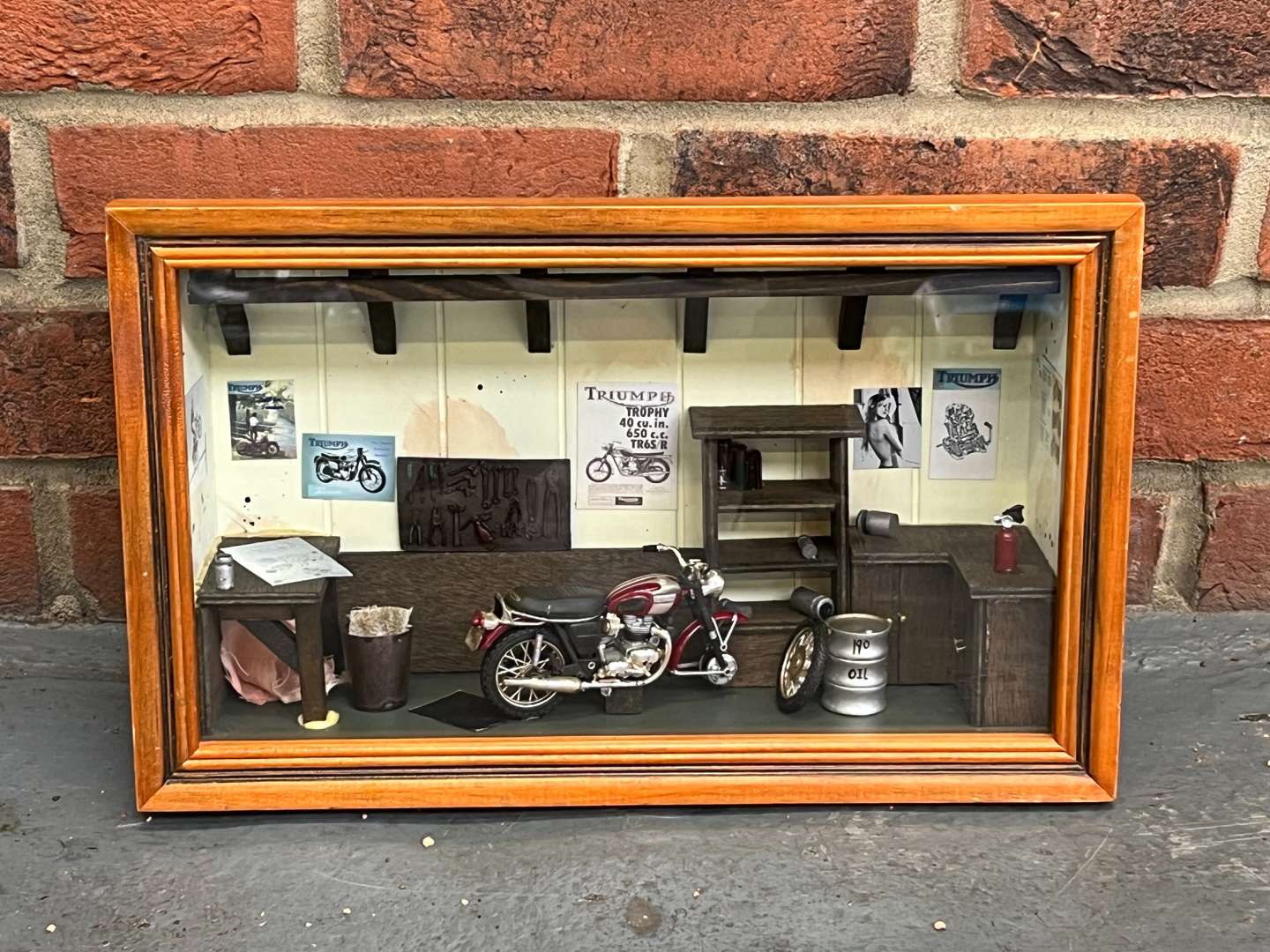 <p>Diorama 1:18 Scale of a Triumph Workshop &nbsp;</p>