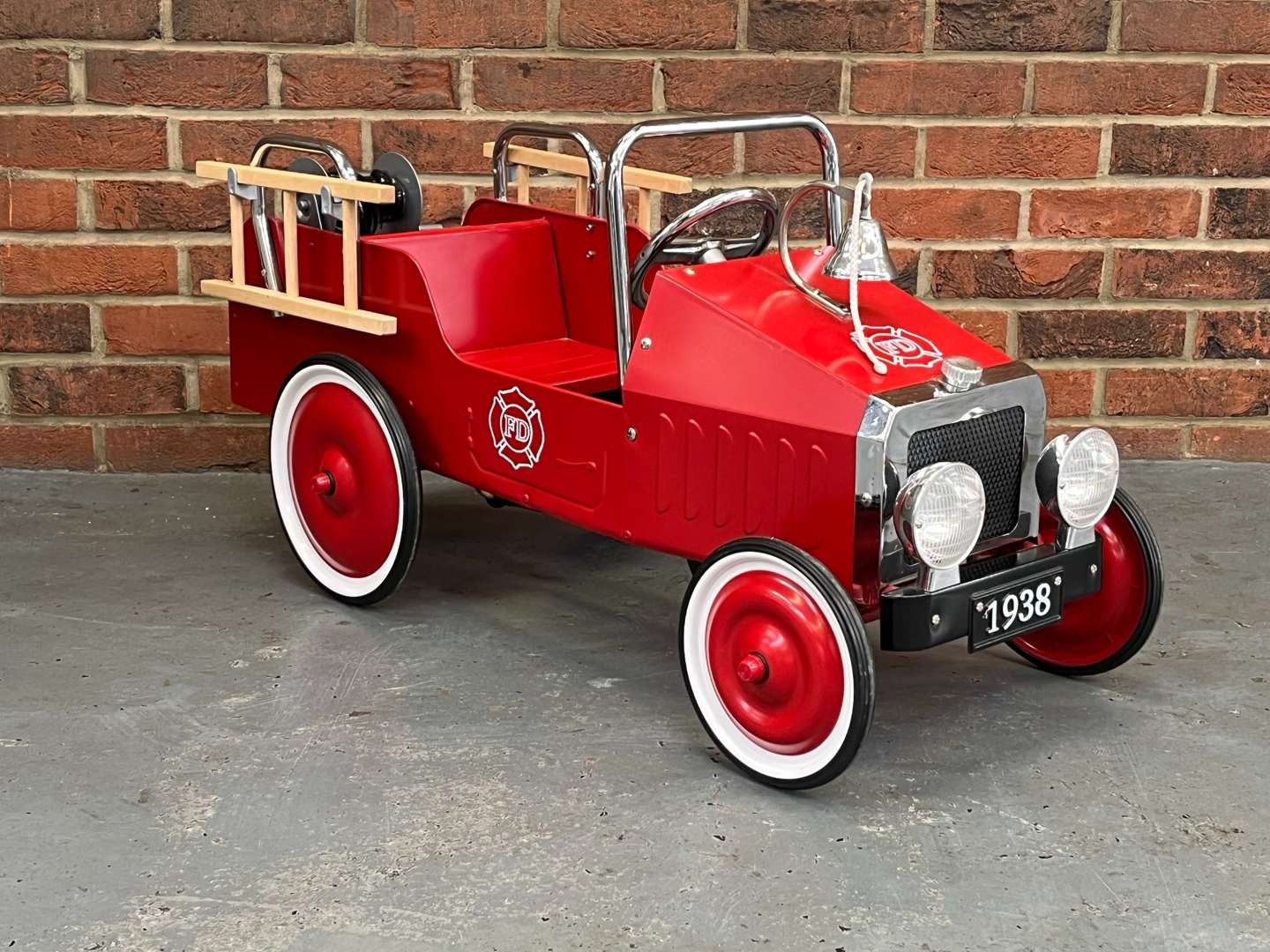 <p>Fire Engine Tin Plate Childs Pedal Car</p>