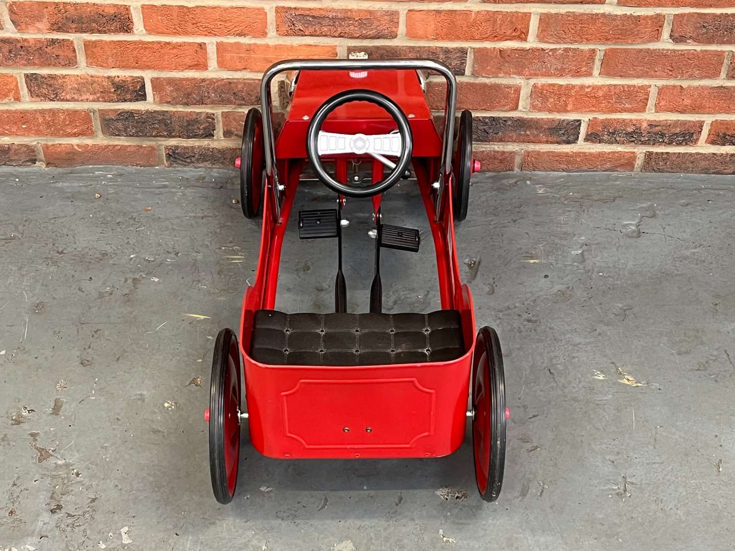 <p>Fire Engine Tin Plate Childs Pedal Car</p>