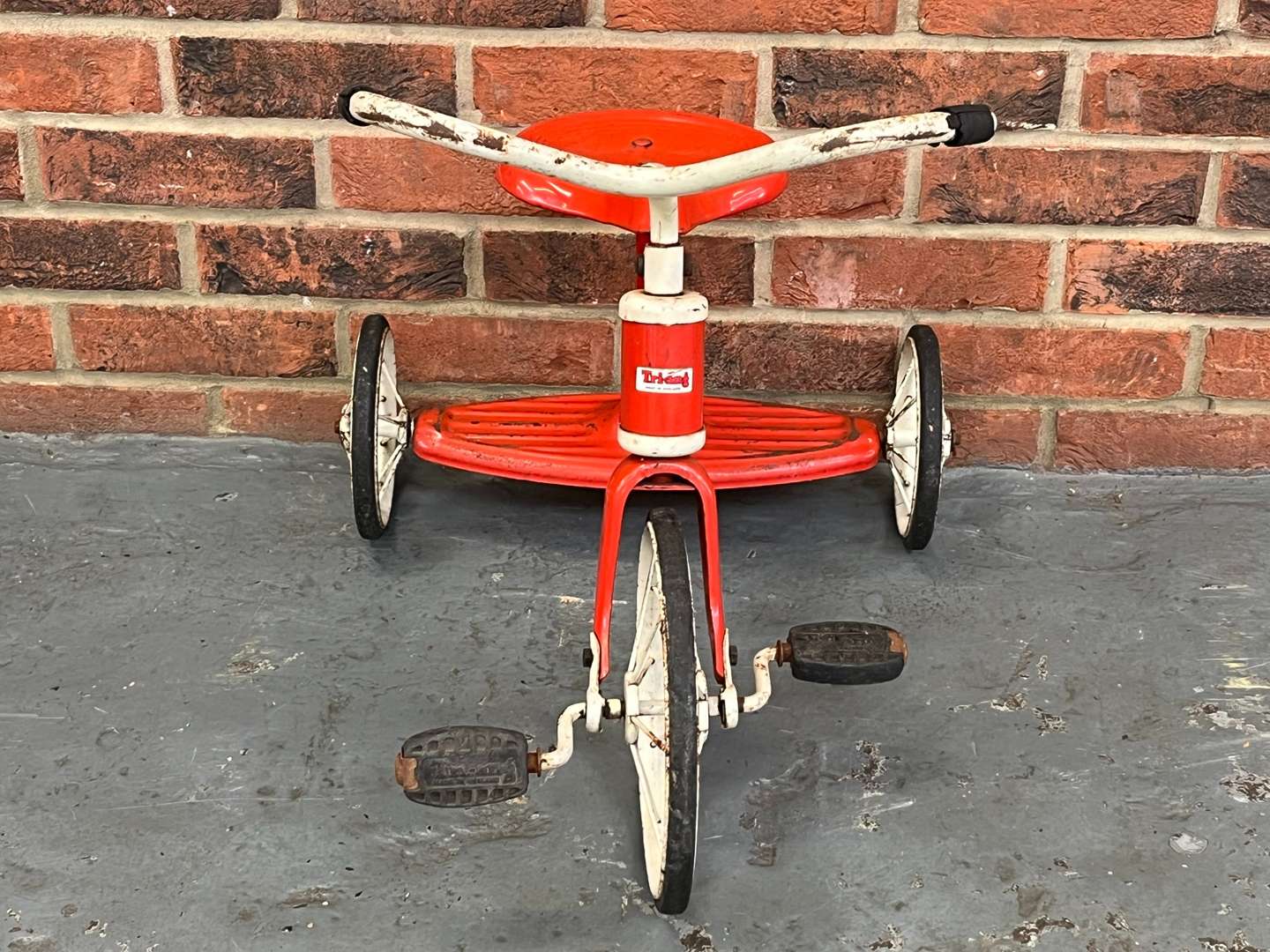 <p>Tri-Ang Childs Tricycle&nbsp;</p>