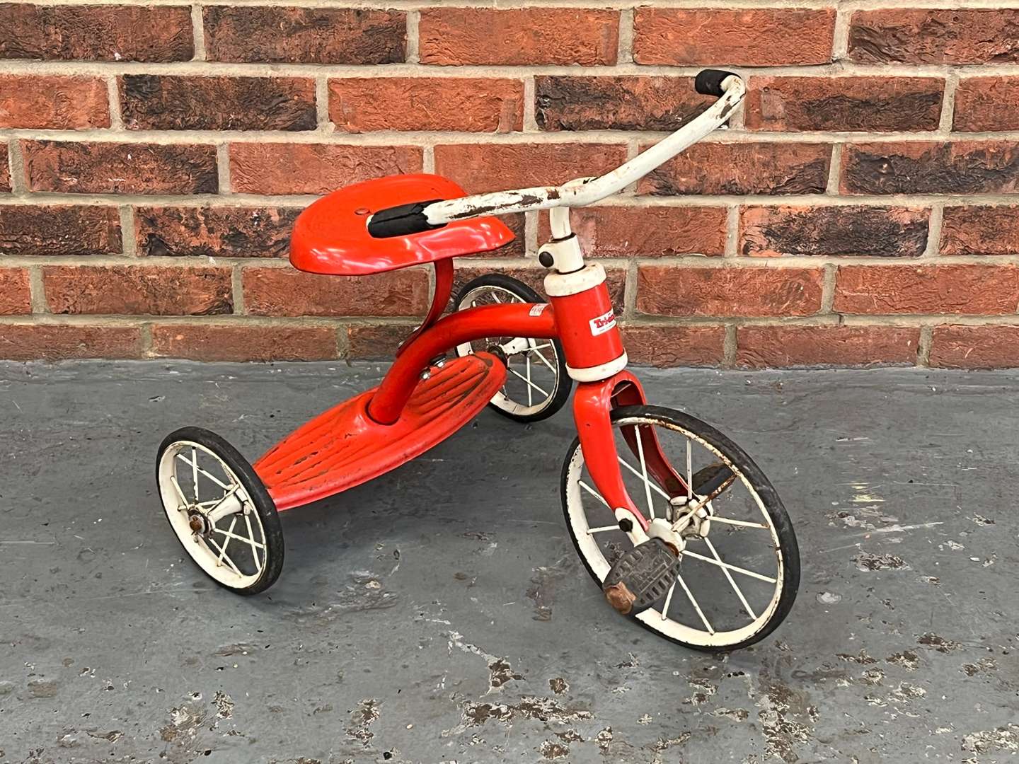 <p>Tri-Ang Childs Tricycle&nbsp;</p>