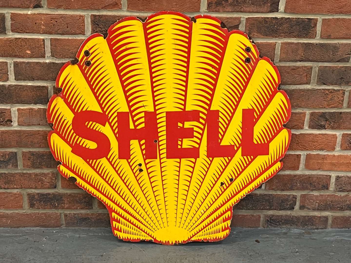 <p>Shell Emblem Enamel Sign</p>