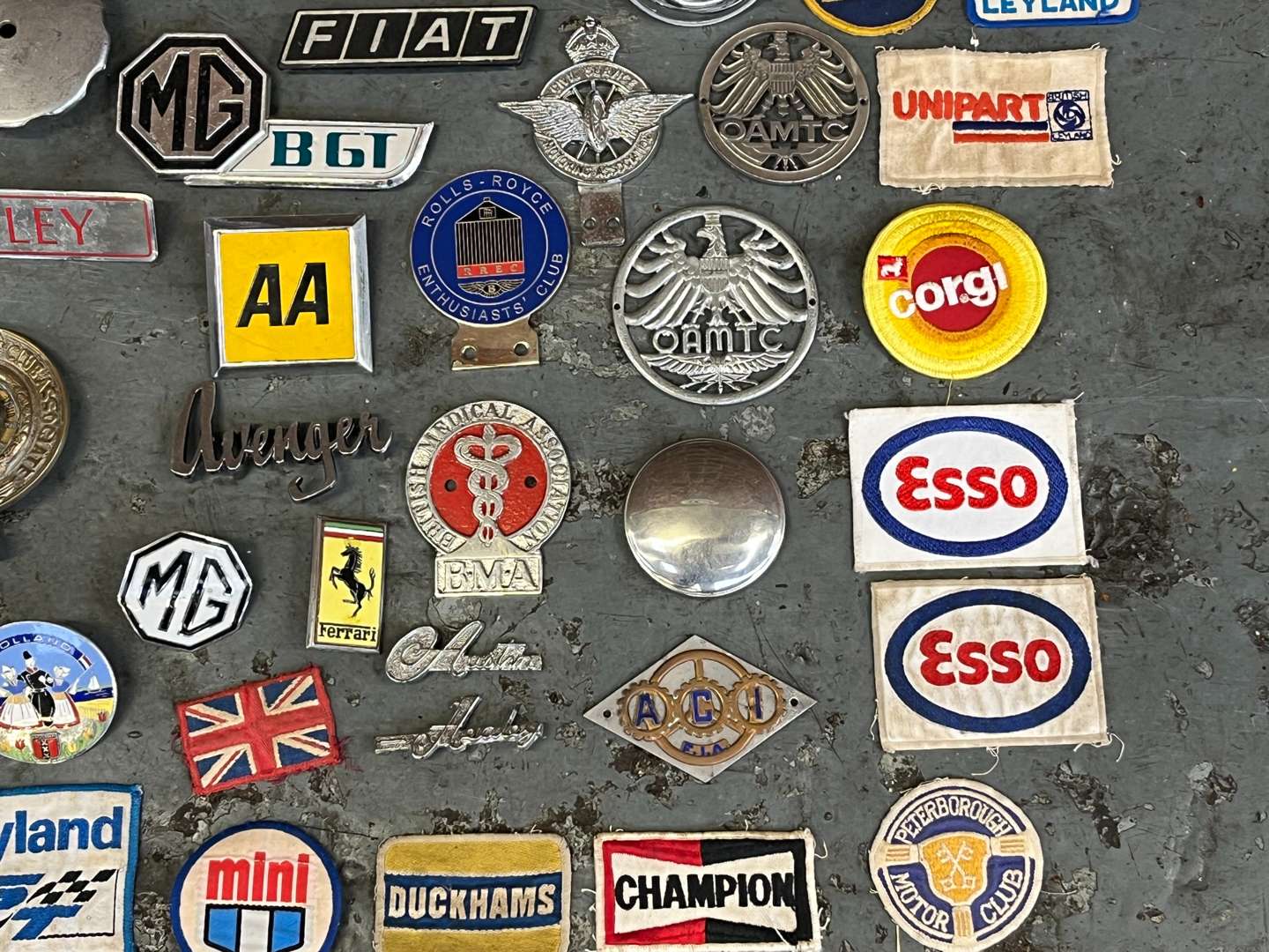 <p>Mixed Lot Classic Car Badges&nbsp;</p>