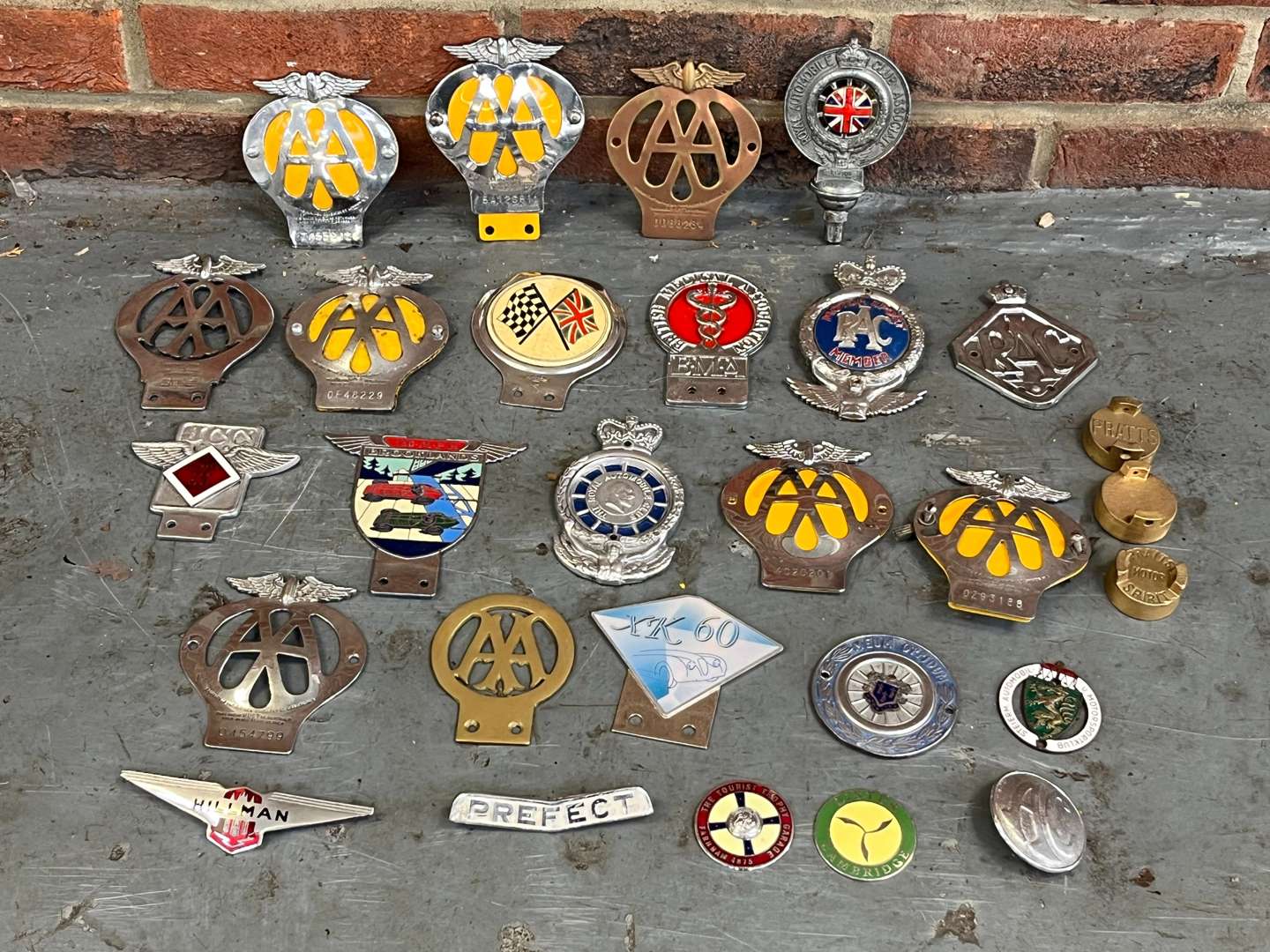 <p>Mixed Lot Classic Car Badges&nbsp;</p>