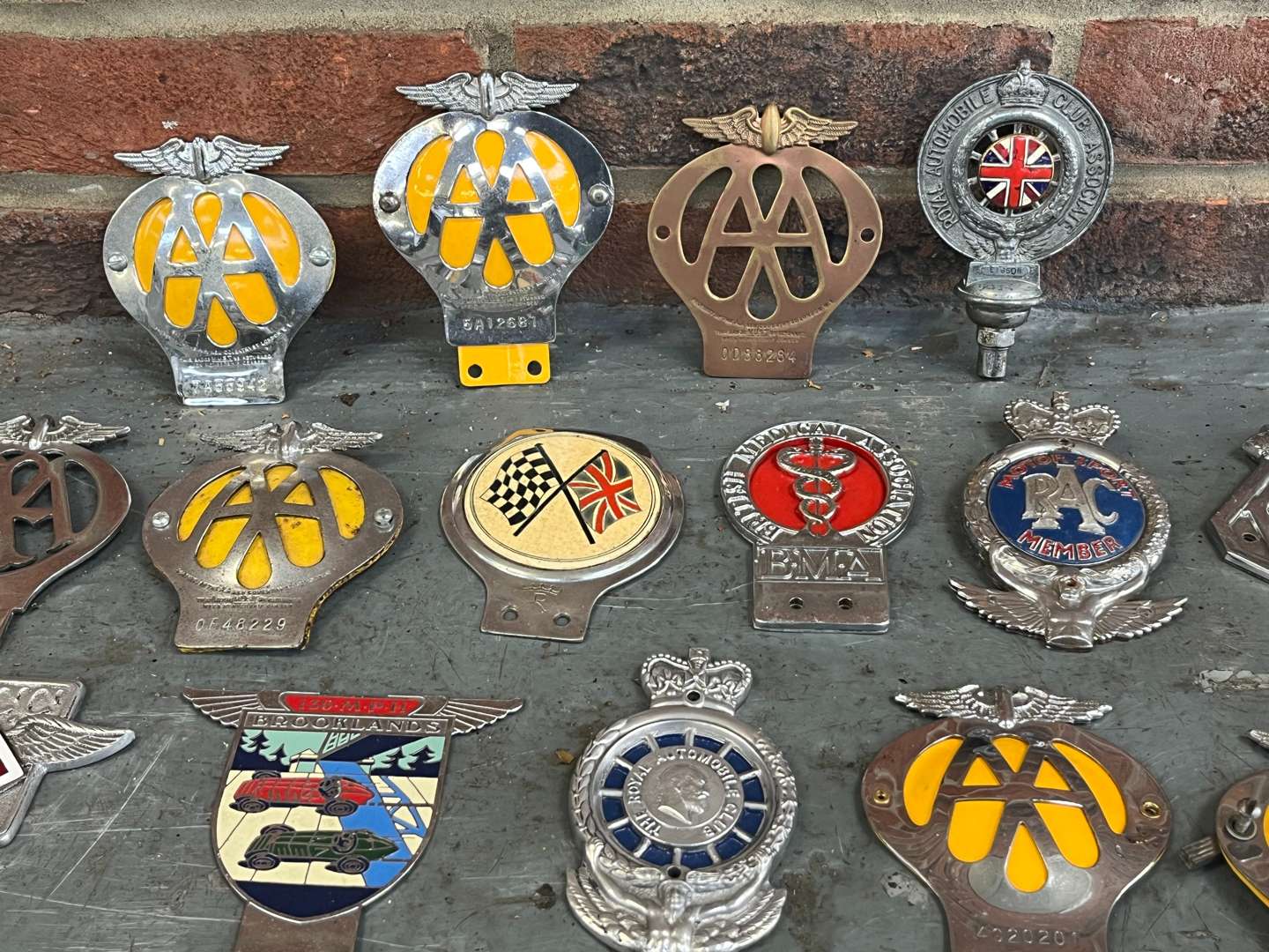 <p>Mixed Lot Classic Car Badges&nbsp;</p>