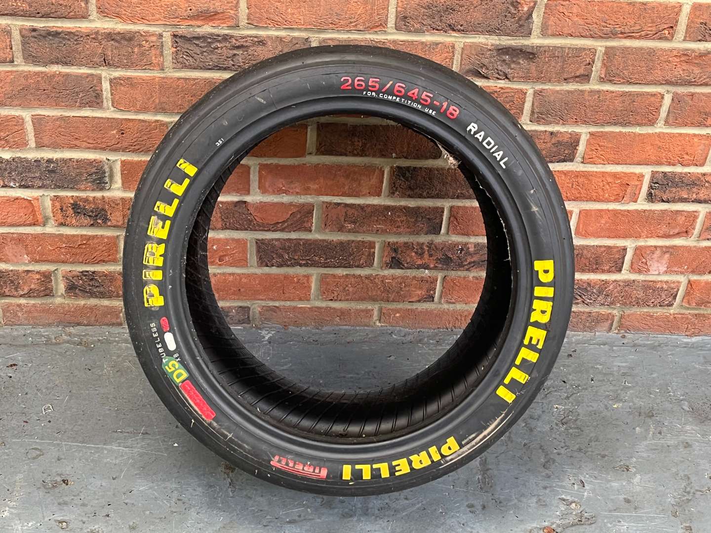 <p>Pirelli Race Tyre</p>