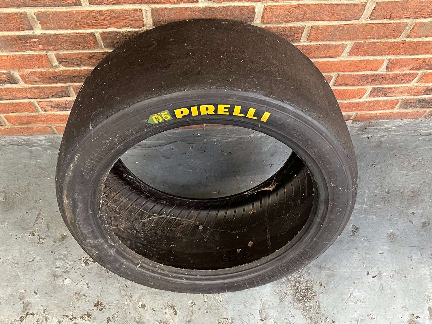 <p>Pirelli Race Tyre</p>